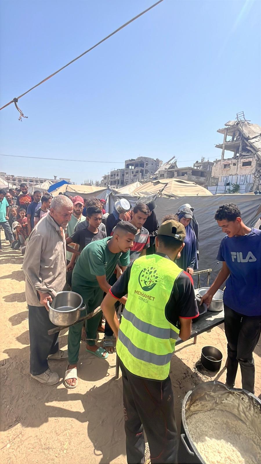 Gazze’de Sıcak Yemek Dağıtımlarımız Aralıksız Devam Ediyor