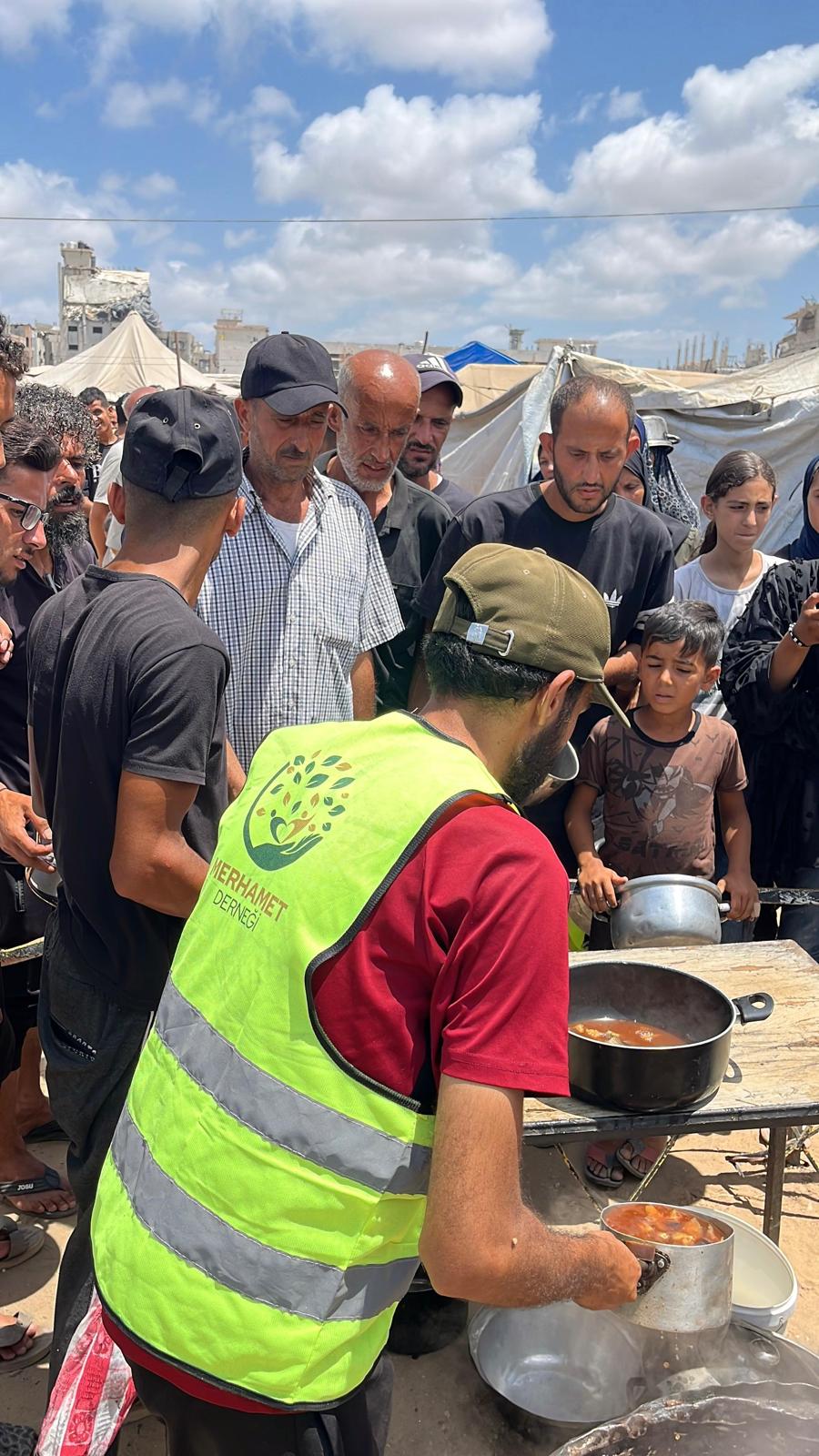 Gazze’de Kandil Bereketi: Merhametinizle Yaraları Sarıyoruz